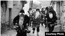 Една од фотогтафиите од двојазичната монографија „Џоломарите“