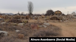 Ысык-Көлдөгү б.з.ч. II миң жылдыктан б.з. ч. I жылдыктарына таандык ачык асман алдындагы саймалуу таштар/петроглифтер.