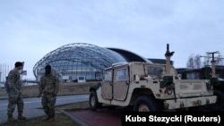 У прокуратурі зазначають, що його завдання включали збір та надання інформації про безпеку аеропорту Жешув-Ясьонка. Фото ілюстративне 