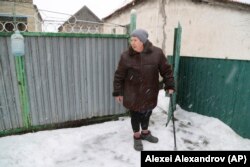 Valentyina, a 2015-ös aknatámadásokban megsebesült helyi lakos az oroszbarát fegyveresek által ellenőrzött területen, a kelet-ukrajnai Alekszandrovkában. Az ukrán hadsereg szombaton aknavetőkkel támadta a települést. Egy civil megsebesült – állították a szakadárok