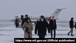 Министърката на отбраната на Канада Анита Ананд пристига на летището в Киев, 30 януари 2022.