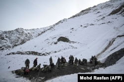 Smaragdbányászok a Pandzsír tartománybeli Mikeni-völgyben