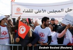 حامیان قیس سعید با پلاکاردهایی در دفاع از انحلال شورای عالی قضایی در روز یکشنبه ۶ فوریه