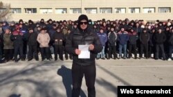Протестующие обращаются к властям. Жанаозен, 3 февраля 2022 года