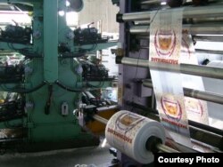 Prodhuesit e qeseve të plastikës ankohen se Ligji për menaxhimin e mbeturinave që ndalon përdorimin e qeseve të plastikës, ua ka vënë drynin më shumë se gjysmës së kompanive me këtë veprimtari.