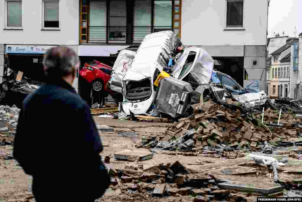 Оштетени автомобили на улица по поплавата во Бад Ноенахр-Ахрвајлер, 16 јули 2021 година.