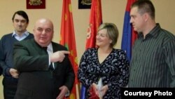 Dragan Marković Palma sa jednim od parova mladenaca koji su dobili novac od Opštine Jagodina, foto: B92