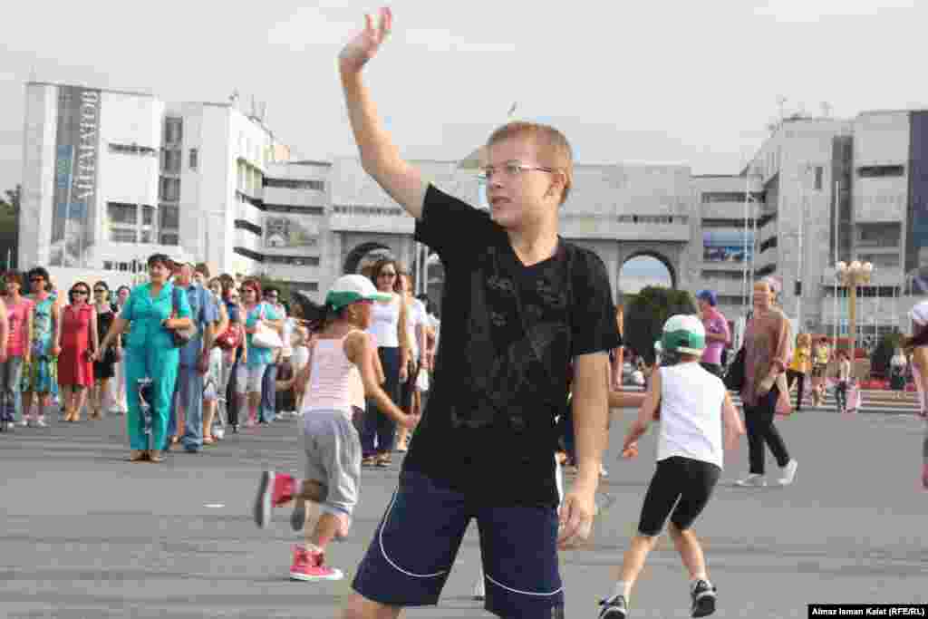 Мальчишки пытаются в точности повторить движения главного танцора. 