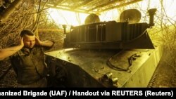 Військовослужбовець 24-ї ОМБр ЗСУ імені короля Данила біля самохідної гаубиці 2С1 «Гвоздика», поблизу Часового Яру Донецької області, 22 липня 2025 року