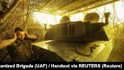 Український військовий веде вогонь із гаубиці поблизу Часового Яру, липень 2025 року