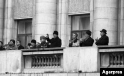În ultimele sale zile, Ceaușescu s-a adresat oamenilor de la balconul Comitetului Central al Partidului Comunist Român.