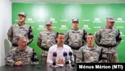 Toroczkai László, a Mi Hazánk elnöke (k) bemutatja a párt az új honvédelmi, hagyományőrző szervezetét, a Nemzeti Légiót a párt József körúti irodájában 2019. május 14-én. 