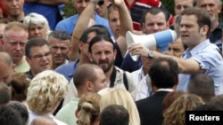 Borislav Stefanović sa kosovskim Srbima kod sela Rudare, avgust 2011.