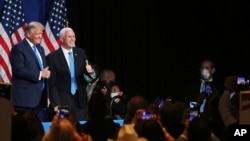 Președintele Donald Trump și vicepreședintele MIke Pence după ce au vorbit în fața delegaților la Convenția Națională Republicană, Charlotte, Carolina de Nord, 24 august 2020