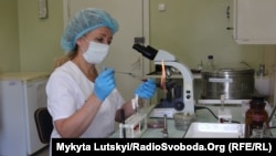 Медик досліджує аналізи пацієнтів, ілюстративне фото