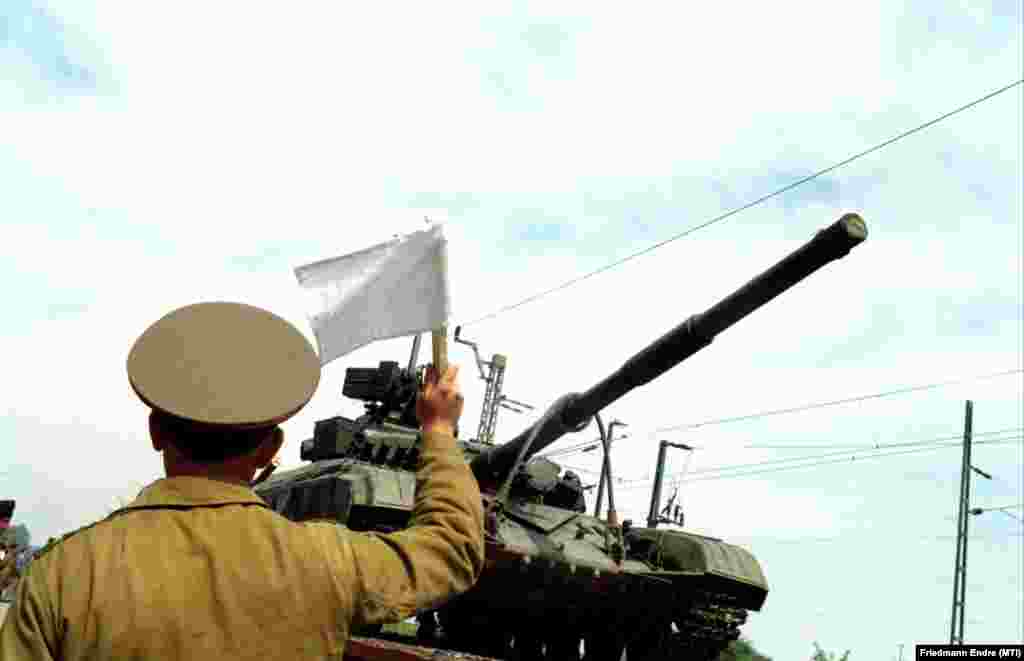 Horn Gyula magyar és Eduard Sevardnadze szovjet külügyminiszter 1990. március 10-én írta alá Moszkvában a szovjet csapatok Magyarországról történő kivonásáról szóló egyezményt. Az egyezmény után két nappal, 1990. március 12-én kezdődött meg a szovjet csapatok kivonulása.&nbsp; A kép 1989. április 25-én készült Kiskunhalason, ahol harmincegy szovjet harckocsit raktak vasúti szerelvényre, és indítottak útnak a Szovjetunió felé.​ 