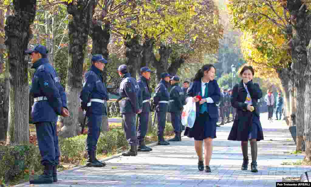 Уже за полтора часа до начала объявленного накануне митинга площадь Астана в центре Алматы была оцеплена силовиками. Десятки полицейских выстроились по периметру сквера и напротив Казахстанско-британского университета. В июне на этом месте проходили массовые митинги и задержания: граждане выражали несогласие с президентскими выборами, считая их незаконными.