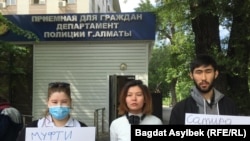 До будівлі департаменту поліції, де триває допит блогера, прибули кілька його соратників