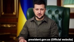 «Розповів Його Святості про складну гуманітарну ситуацію та про блокування російськими військами рятівних коридорів», – сказав Зеленський