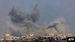 Газа тилкесинин түштүгүндөгү Хан-Юнис шаарынын үстүнө жөөт армиясынын соккусунан кийин көтөрүлгөн түтүн. 25-декабрь, 2023-жыл. 