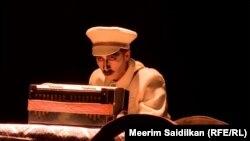 «Жат эмесмин» спектаклинде НКВДнын офицери Хайдар. Хайдардын образын театр актёру Нурбек Эсенгазы уулу ойноду. 