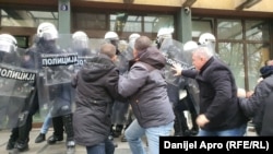 Drugi dan blokade suda i tužilaštva u Novom Sadu, od strane opozicije, aktivista i dela građana, 20. novembar 2024. Oko ulaza u zgradu bile su postavljene jake policijske snage. 