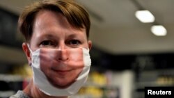 Nem kötelező levenni, de már majdnem mindenhol lehet.