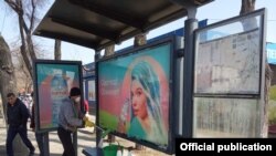 Работник в маске моет остановку общественного транспорта в Алматы. Фото из telegram-канала акимата города.