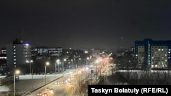 Сағат белдеуі ауысқалы Өскеменде ерте таң атып, ымырт ерте жабылады. Шығыс Қазақстан облысы Өскемен қаласы. 9 желтоқсан, 2024 жыл. 