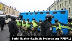 Спецпризначенці біля стін Святошинського суду, де вночі відбулась сутичка із активістами, 24 жовтня 2017 року