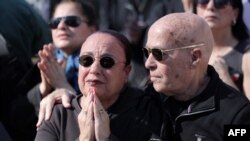 Reagimi i një gruaje ndërsa shikon së bashku me të tjerët të mbledhur në "Sheshin e Pengjeve" në Tel Aviv, lirimin e pengjeve izraelite më 15 shkurt 2025.