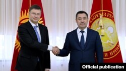 Садыр Жапаров жана Европа комиссиясынын вице-президенти Валдис Домбровскис. 