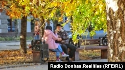 Пенсионерам из ОРДЛО начисляют пенсии по справкам переселенцев, но фактически снять их сейчас трудно: оккупационные администрации закрыли блокпосты. На улицах Донецка осенью 2021 года