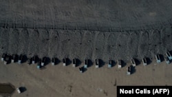 O vedere aeriană arată cum este cărbunele încărcat în camioane, lângă o mină de cărbune din Datong, în nordul provinciei Shanxi din China, pe 2 noiembrie
