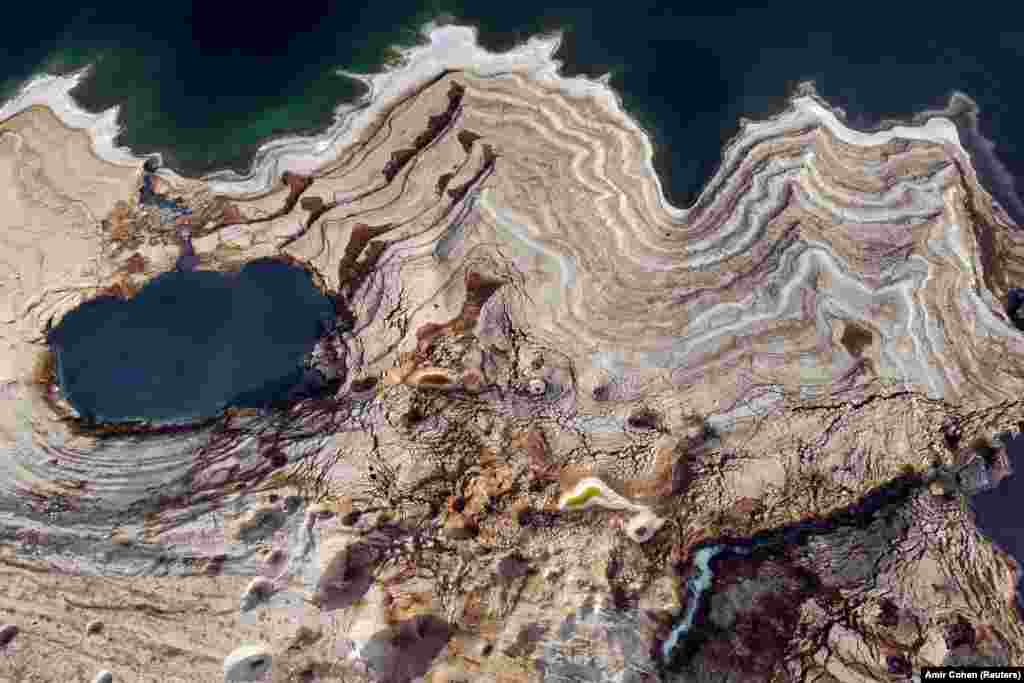 A nyolcvanas években még csak negyven víznyelő lyukat találtak a tengerfenéken, most már több mint 6500 a számuk. A jelenség okának az édesvíz sóoldó hatását sejtik kutatók: a földfelszín alatti édesvízrétegek elemésztik a sós talajt, emiatt üreg keletkezik, amely idővel beszakad