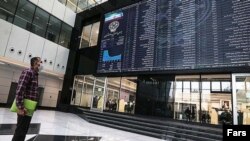 Since Amini's death, TEDPIX, the main index of the Tehran Stock Exchange (TSE), has dropped more than 7 percent, while the $120 million that has left the TSE equals about 10 percent of the market's total capital. (file photo)