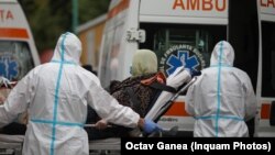 Бухаресттеги ооруканалардын бирине коронавируска чалдыккан бейтап жеткирилүүдө, 11-октябрь 2021-жыл.