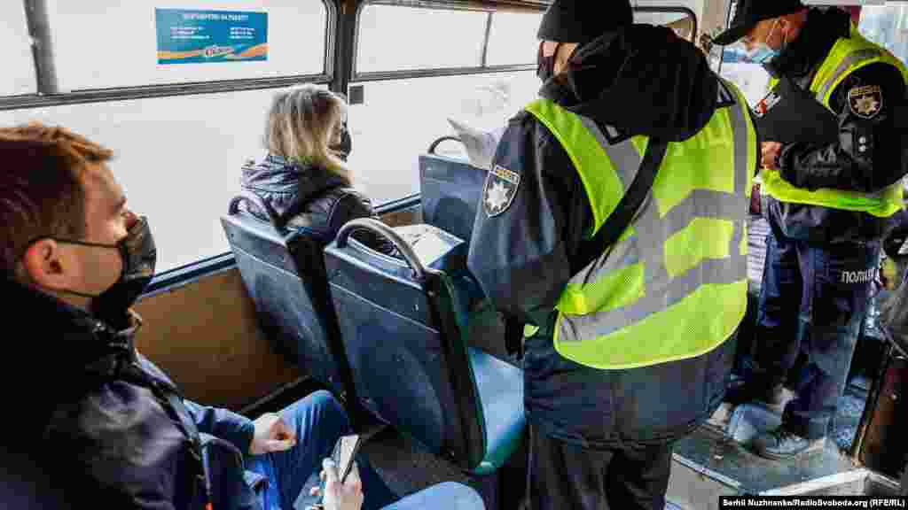 Патруль поліції перевіряє у&nbsp;пасажирів маршрутки COVID-документи