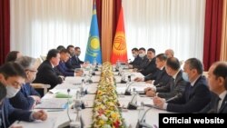 Кыргызстандын Министрлер кабинетинин төрагасы Акылбек Жапаров Казакстандын премьер-министри Аскар Мамин менен жолугушту. 5-ноябрь, Бишкек.