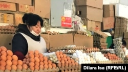 Базарда жұмыртқа сатып тұрған адам. Азаттық архивіндегі фото.