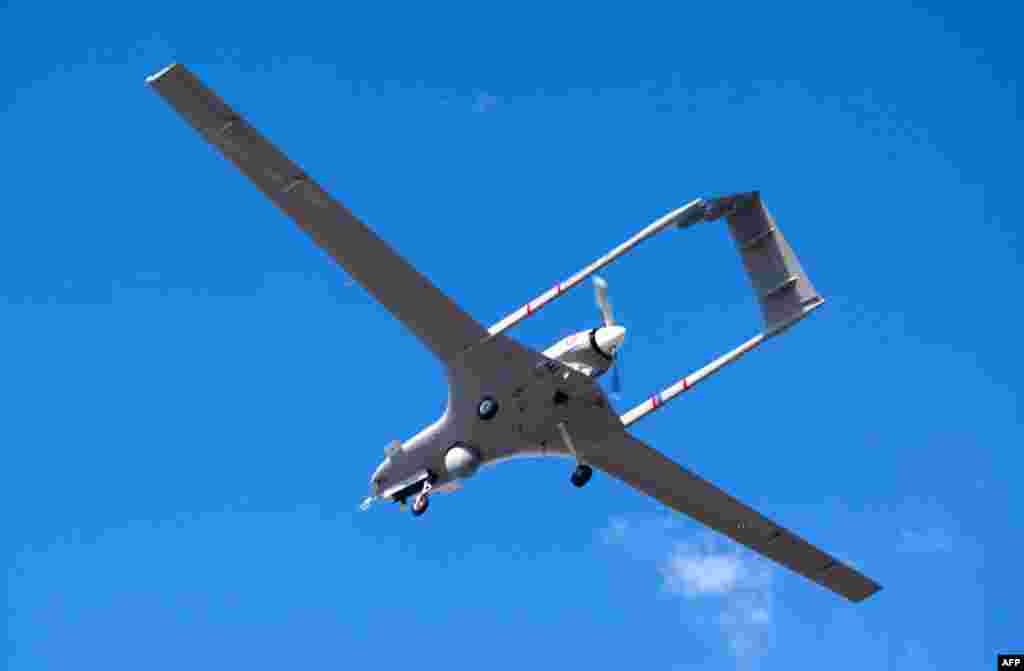 Bayraktar TB2. Aceste drone fabricate în Turcia au distrus mai multe tancuri și vehicule blindate rusești. Turcia a început să vândă dronele TB2 Ucrainei în 2019. Oficialii turci au refuzat să dezvăluie câte, dar estimările independente consideră că Ucraina are până la 50 de TB2. Nu sunt informații că astfel de echipamente ar fi fost donate Ucrainei de la începutul invaziei.