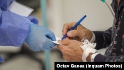 Confruntate cu deficit de personal, spitalele din România riscau să rămână și fără pensionarii care încă mai lucrau în sistem din cauza unei Ordonanțe de Urgență a Guvernului.