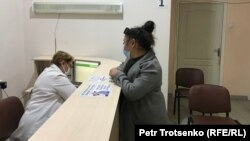 Критики попереджають, що нові заходи дозволять російському уряду розширити збір даних про іноземців і можуть негативно вплинути на сотні тисяч трудових мігрантів у країні