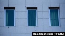 Окна тбилисской клиники «Вивамеди»