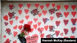 "Minden szívet kézzel rajzoltunk" - emlékezés a Covid-áldozatokra