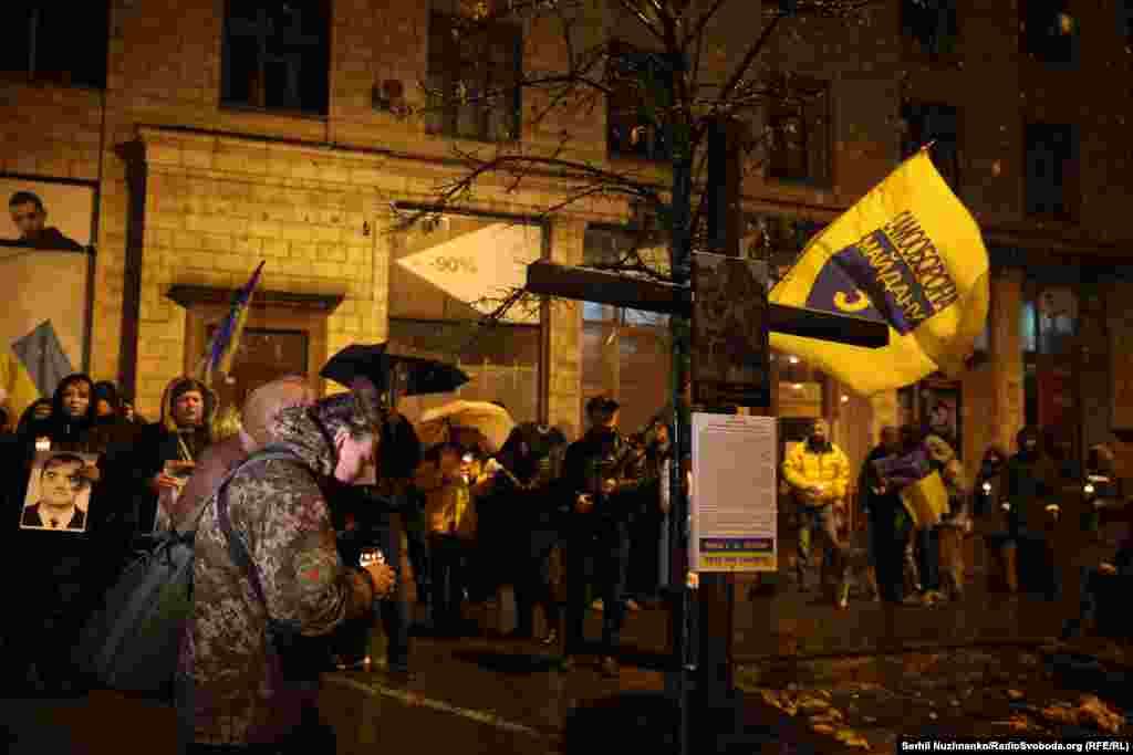 Запалені лампадки й квіти поклали до меморіальних дощок, встановлених на місці загибелі учасників Революції гідності