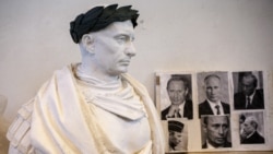 Бюст президента России Владимира Путина в образе римского императора в мастерской Академии художеств в Петербурге