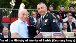 Goran Radosavljević Guri (levo), bivši srpski komandant Žandarmerije Srbije 2001. - 2004. godine, prima plaketu od komandanta Žandarmerije Dejana Lukovića na manifestaciji povodom obeležavanja Dana žandarmerije u Novom Sadu (30. jun 2021.)