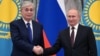 Kaszim-Zsomart Tokajev kazah elnök (balra) és Vlagyimir Putyin orosz elnök kezet fog a Kremlben 2022. február 10-én tartott közös sajtótájékoztatón, két héttel Moszkva teljes körű ukrajnai inváziója előtt