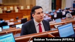 Жаныбек Абиров Жогорку Кеңештин бул чакырлышына Бишкектеги бир мандаттуу Ленин округунан шайланып келген. 